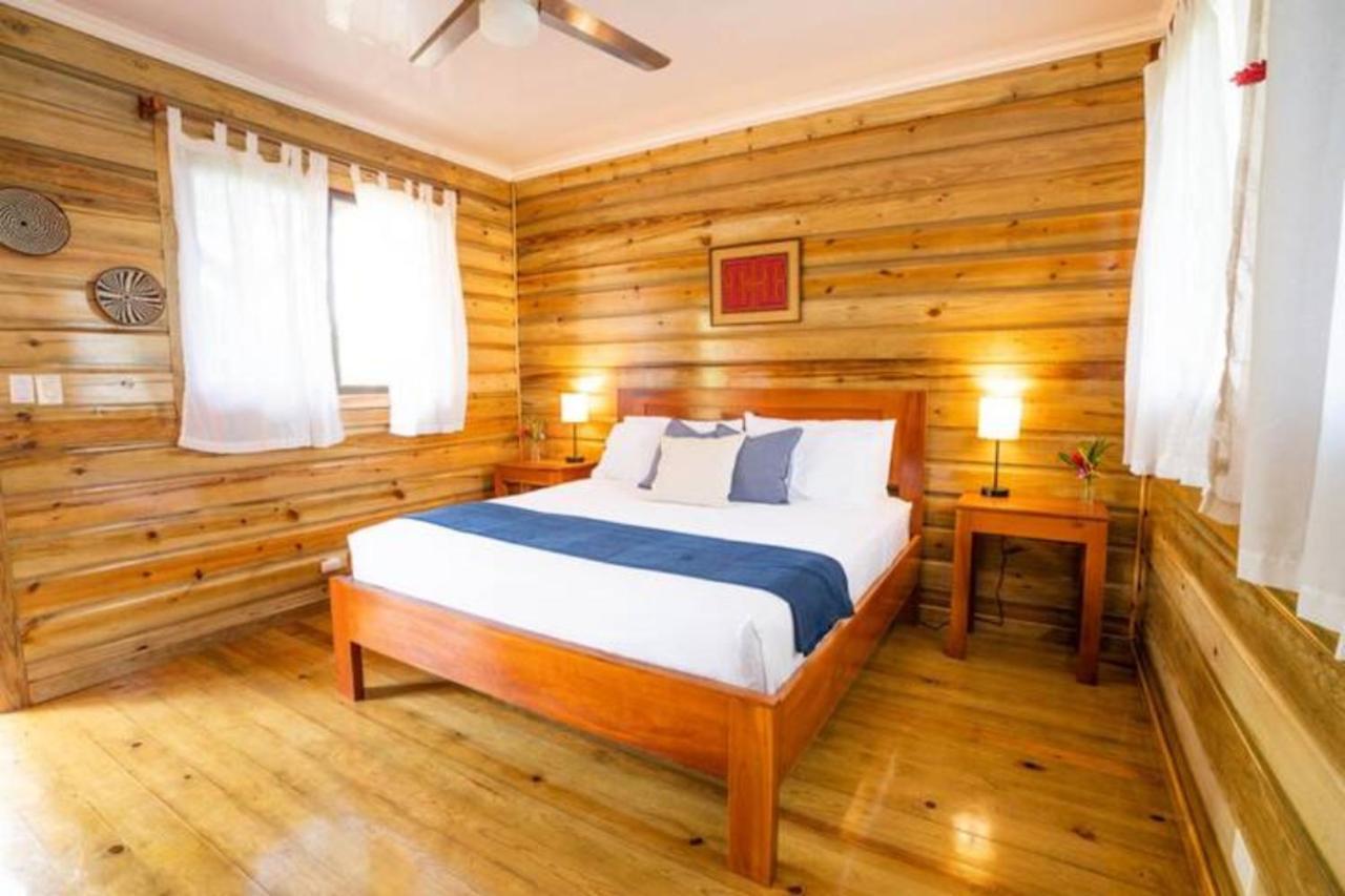 ボカス・タウン Casa Marlin Bed & Breakfast エクステリア 写真