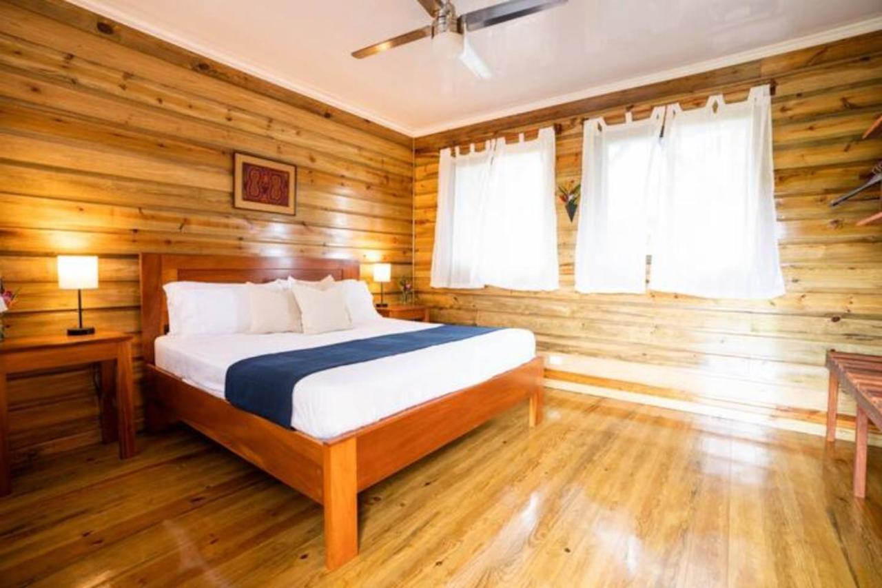 ボカス・タウン Casa Marlin Bed & Breakfast エクステリア 写真